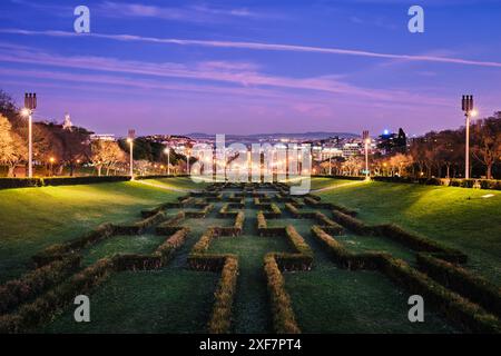 Blick auf den Lissabonner Marquis of Pombal Square vom Eduardo VII Park bei Nacht, Portugal Stockfoto