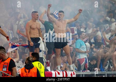 Frankfurt Am Main, Deutschland. Juli 2024. Slowenische Fans beim Achtelfinale der UEFA EURO 2024 zwischen Portugal und Slowenien in der Frankfurt Arena in Frankfurt am Main am 1. Juli 2024 (Foto: Andrew SURMA/ Credit: SIPA USA/Alamy Live News Stockfoto