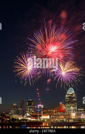 Feuerwerk Cincinnati. Über dem Ohio River nach einem Baseballspiel der Cincinnati Reds. Cincinnati, Ohio, USA. Ich habe General James Taylor Park in Newport gesehen Stockfoto