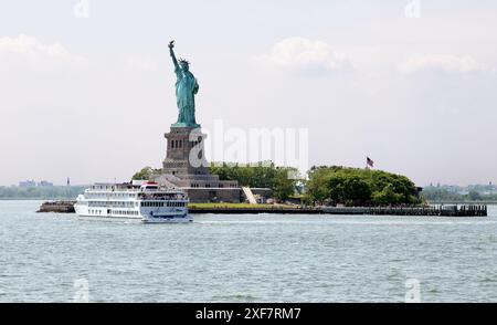 Allgemeine Ansicht der Freiheitsstatue im Hafen von New York Stockfoto