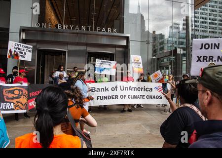 Eine Ansicht von Umweltschützern, die in New York City gegen Investitionen der Großbanken in fossile Brennstoffe demonstrieren. Stockfoto