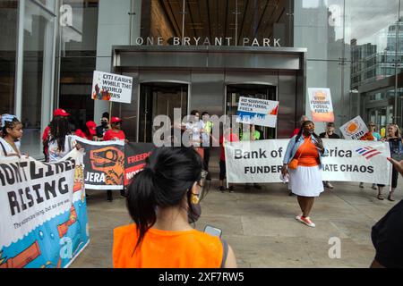 Eine Ansicht von Umweltschützern, die in New York City gegen Investitionen der Großbanken in fossile Brennstoffe demonstrieren. Stockfoto