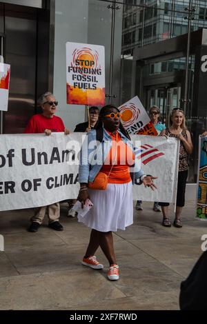 Eine Ansicht von Umweltschützern, die in New York City gegen Investitionen der Großbanken in fossile Brennstoffe demonstrieren. Stockfoto