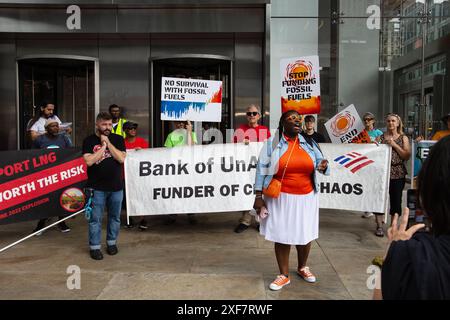 Eine Ansicht von Umweltschützern, die in New York City gegen Investitionen der Großbanken in fossile Brennstoffe demonstrieren. Stockfoto