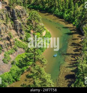 Bootstouren fischen auf dem blackfoot River in einem Canyon in der Nähe von ovando, montana Stockfoto