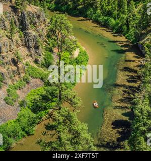 Bootstouren fischen auf dem blackfoot River in einem Canyon in der Nähe von ovando, montana Stockfoto