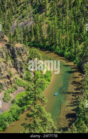 Bootstouren fischen auf dem blackfoot River in einem Canyon in der Nähe von ovando, montana Stockfoto