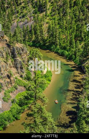 Bootstouren fischen auf dem blackfoot River in einem Canyon in der Nähe von ovando, montana Stockfoto