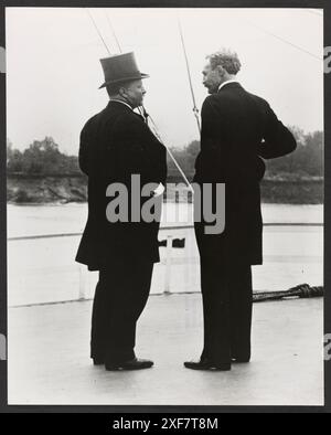 Präsident Theodore Roosevelt (1858–1919) (links) und Chief Forester Gifford Pinchot (1865–1946) während einer Fahrt auf einem Flussdampfer auf dem Mississippi River im Oktober 1907. (Foto vom US Forest Service Stockfoto