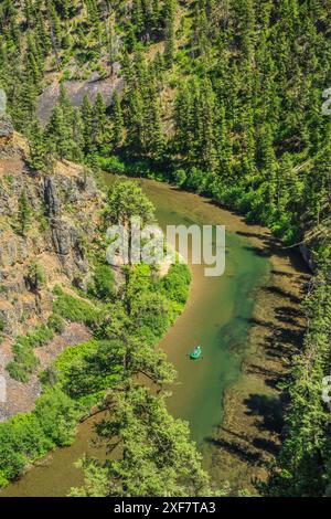 Bootstouren fischen auf dem blackfoot River in einem Canyon in der Nähe von ovando, montana Stockfoto