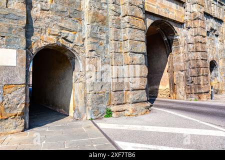 Eintritt in die alte Festung in Bergamo, Italien. Der Steinbogen ist ein wunderschönes und historisches Merkmal der Stadt. Der Bogengang ist aus ston Stockfoto