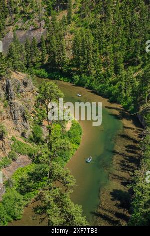 Bootstouren fischen auf dem blackfoot River in einem Canyon in der Nähe von ovando, montana Stockfoto