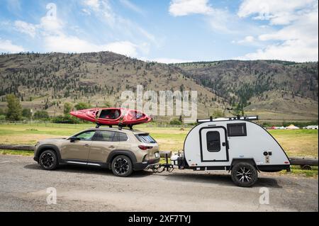 Ein tropfenförmiger Weg mit Kayaks, die in einem Restaurant am Highway 99 in der Nähe von Cache Creek BC, Kanada, in der Region Cariboo, geparkt werden. Stockfoto