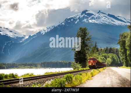 Der CN Güterzug fährt entlang des Skeena River auf dem Highway 16 zwischen Prince George und Prince Rupert BC, Kanada. Stockfoto