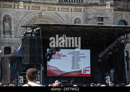 Kanadische Bürger versammeln sich im Parlamentsgebäude von British Columbia (Legislative Assembly Precinct), um den Canada Day zu feiern und die Veranstaltung zu genießen. Stockfoto