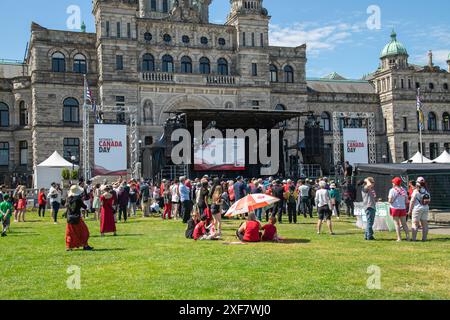 Kanadische Bürger versammeln sich im Parlamentsgebäude von British Columbia (Legislative Assembly Precinct), um den Canada Day zu feiern und die Veranstaltung zu genießen. Stockfoto