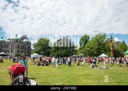 Kanadische Bürger versammeln sich im Parlamentsgebäude von British Columbia (Legislative Assembly Precinct), um den Canada Day zu feiern Stockfoto