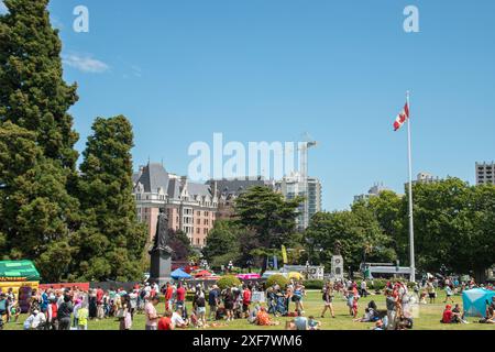 Kanadische Bürger versammeln sich im Parlamentsgebäude von British Columbia (Legislative Assembly Precinct), um den Canada Day zu feiern Stockfoto