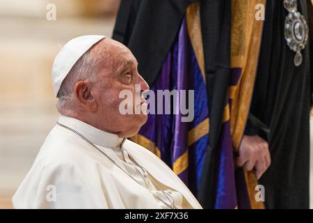 Vatikanstadt, Vatikan. Juni 2024. Papst Franziskus betet am Ende der Messe am Petersdom vor dem Grab des Heiligen Peters und schenkte das Pallium an 42 neue Metropolitanerzbischöfe im Petersdom im Vatikan. Papst Franziskus leitet eine Messe am Petersdom und schenkte das Pallium 42 neuen Metropolitanerzbischöfen im Petersdom im Vatikan. Am 29. Juni feierten die Apostel Petrus und Paulus, die Schutzpatronen Roms. (Credit Image: © Stefano Costantino/SOPA Images via ZUMA Press Wire) NUR REDAKTIONELLE VERWENDUNG! Nicht für kommerzielle ZWECKE! Stockfoto