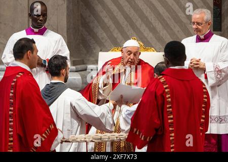 Vatikanstadt, Vatikan. Juni 2024. Papst Franziskus segnet das Pallium, das er anschließend den 42 neuen Metropolitanerzbischöfen im Petersdom im Vatikan übergibt. Papst Franziskus leitet eine Messe am Petersdom und schenkte das Pallium 42 neuen Metropolitanerzbischöfen im Petersdom im Vatikan. Am 29. Juni feierten die Apostel Petrus und Paulus, die Schutzpatronen Roms. Quelle: SOPA Images Limited/Alamy Live News Stockfoto