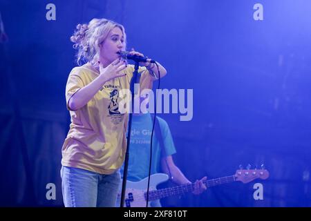 Glastonbury, Großbritannien. 30. Juni 2024. Die US-amerikanische Sängerin Sabrina Mae Teitelbaum, bekannt als Blondshell, tritt live beim Glastonbury Festival auf der Woodsies-Bühne auf. Blondshell wurde in New York geboren und lebt in LA. Bis 2019 trat sie unter dem Namen BAUM auf. (Foto: Dawn Fletcher-Park/SOPA Images/SIPA USA) Credit: SIPA USA/Alamy Live News Stockfoto