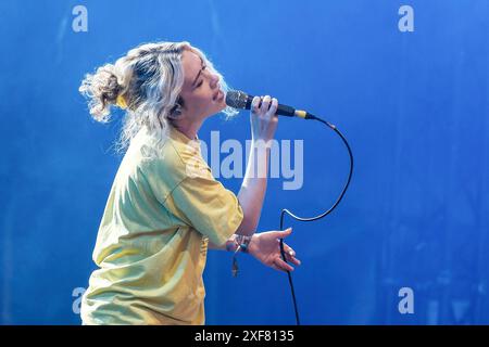 Glastonbury, Großbritannien. 30. Juni 2024. Die US-amerikanische Sängerin Sabrina Mae Teitelbaum, bekannt als Blondshell, tritt live beim Glastonbury Festival auf der Woodsies-Bühne auf. Blondshell wurde in New York geboren und lebt in LA. Bis 2019 trat sie unter dem Namen BAUM auf. (Foto: Dawn Fletcher-Park/SOPA Images/SIPA USA) Credit: SIPA USA/Alamy Live News Stockfoto