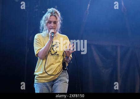 Glastonbury, Großbritannien. 30. Juni 2024. Die US-amerikanische Sängerin Sabrina Mae Teitelbaum, bekannt als Blondshell, tritt live beim Glastonbury Festival auf der Woodsies-Bühne auf. Blondshell wurde in New York geboren und lebt in LA. Bis 2019 trat sie unter dem Namen BAUM auf. Quelle: SOPA Images Limited/Alamy Live News Stockfoto