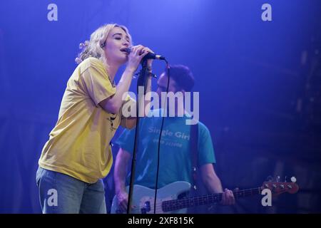 Glastonbury, Großbritannien. 30. Juni 2024. Die US-amerikanische Sängerin Sabrina Mae Teitelbaum, bekannt als Blondshell, tritt live beim Glastonbury Festival auf der Woodsies-Bühne auf. Blondshell wurde in New York geboren und lebt in LA. Bis 2019 trat sie unter dem Namen BAUM auf. Quelle: SOPA Images Limited/Alamy Live News Stockfoto