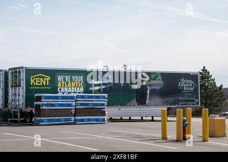 Anhänger auf dem Parkplatz des Kent Buildings Supplements am Bishop Drive in Fredericton, New Brunswick, Kanada Stockfoto