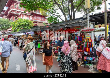 Juli 2024. Die Saga Street in Chinatown ist voll mit indonesischen Touristen, die sich in Tudong kleiden und Souvenirs von kleinen Händlern kaufen. Singapur Stockfoto