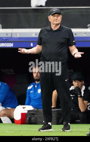 Frankfurt, Deutschland. Juli 2024. Der slowenische Cheftrainer Matjaz Kek reagiert beim Achtelfinale der UEFA Euro 2024 zwischen Portugal und Slowenien am 1. Juli 2024 in Frankfurt. Quelle: Xiao Yijiu/Xinhua/Alamy Live News Stockfoto