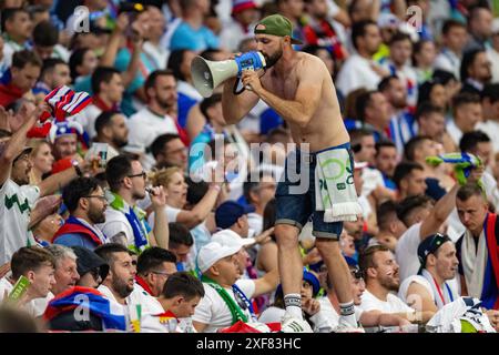 Frankfurt Am Main, Deutschland. Juli 2024. Die slowenischen Fans beim Achtelfinale der UEFA EURO 2024 zwischen Portugal und Slowenien in der Frankfurt Arena in Frankfurt am Main am 1. Juli 2024 (Foto: Andrew SURMA/ Credit: SIPA USA/Alamy Live News) Stockfoto