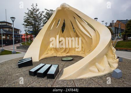 Das Denkmal für die Pioniere und Antiker in Ushuaia, Argentinien am Mittwoch, den 15. November 2023. Foto: David Rowland / One-Image.com Stockfoto