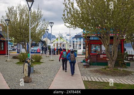 Reisende begeben sich am Mittwoch, den 15. November 2023, zu den Ausflugshütten in Ushuaia, Argentinien. Foto: David Rowland / One-Image.com Stockfoto