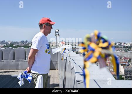 Nicht exklusiv: LEMBERG, UKRAINE - 30. JUNI 2024 - einer der Initiatoren der Kampagne, der finnische Journalist und Unternehmer Magnus Londen, schaut sich die c Stockfoto