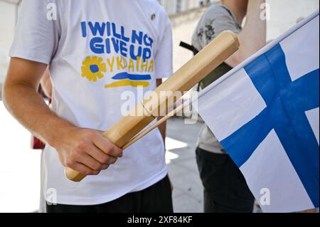 Nicht exklusiv: LEMBERG, UKRAINE - 30. JUNI 2024 - der Staffelstab enthält die Botschaft Finnlands an die Ukraine, die vom Minister für Europa Finlands unterzeichnet wurde Stockfoto