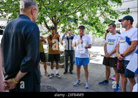 Nicht exklusiv: LEMBERG, UKRAINE - 30. JUNI 2024 - einer der Initiatoren der Kampagne, der finnische Journalist und Unternehmer Magnus Londen liest das Chaos Stockfoto