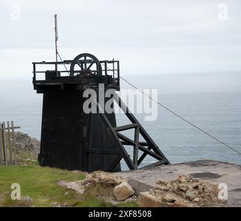 Skip Shaft, Levant Mine, Levant, Cornwall, Großbritannien - der Zinn- und Kupferbergbau war in der kornischen Wirtschaft sehr wichtig. Stockfoto