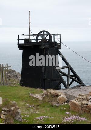 Skip Shaft, Levant Mine, Levant, Cornwall, Großbritannien - der Zinn- und Kupferbergbau war in der kornischen Wirtschaft sehr wichtig. Diese Arbeit war oft gefährlich Stockfoto