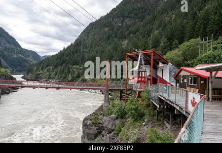 Hope CAN, Kanada / Kanada, Urlaubseindruecke und Sehenswuerdigkeiten, Hope, 01.07.2024. Eine Gondel der Hells Gate Airtram ueber den Fraser River. Im Hintergrund die Hängebrücke. CAN, Kanada / Kanada, Urlaubseindruecke und Sehenswuerdigkeiten, Hope, 01.07.2024. *** Hope CAN, Kanada Kanada, Urlaubseindrücke und Sehenswürdigkeiten, Hope, 01 07 2024 Eine Gondel des Hells Gate Airtram über den Fraser River im Hintergrund die Hängebrücke CAN, Kanada Kanada, Urlaubseindrücke und Sehenswürdigkeiten, Hope, 01 07 2024 Copyright: XEibner-Pressefoto/HeikexFeinerx EP HFR Stockfoto