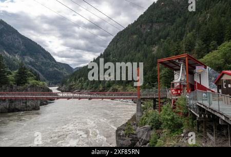 Hope CAN, Kanada / Kanada, Urlaubseindruecke und Sehenswuerdigkeiten, Hope, 01.07.2024. Eine Gondel der Hells Gate Airtram ueber den Fraser River. Im Hintergrund die Hängebrücke. CAN, Kanada / Kanada, Urlaubseindruecke und Sehenswuerdigkeiten, Hope, 01.07.2024. *** Hope CAN, Kanada Kanada, Urlaubseindrücke und Sehenswürdigkeiten, Hope, 01 07 2024 Eine Gondel des Hells Gate Airtram über den Fraser River im Hintergrund die Hängebrücke CAN, Kanada Kanada, Urlaubseindrücke und Sehenswürdigkeiten, Hope, 01 07 2024 Copyright: XEibner-Pressefoto/HeikexFeinerx EP HFR Stockfoto