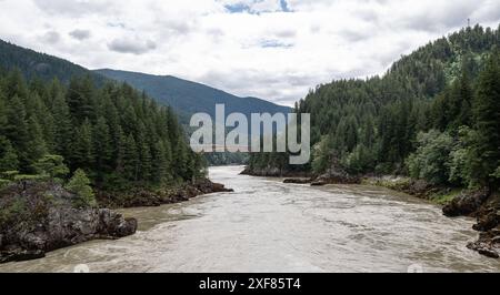 Hope CAN, Kanada / Kanada, Urlaubseindruecke und Sehenswuerdigkeiten, Hope, 01.07.2024. Der Fraser River von der Alexandra Bridge im gleichnamigen Provincial Park aus gesehen. Im Hintergrund die Bruecke des Trans Canada Highway 1 ueber den Fluss. CAN, Kanada / Kanada, Urlaubseindruecke und Sehenswuerdigkeiten, Hope, 01.07.2024. *** Hope CAN, Kanada Kanada, Urlaubseindrücke und Sehenswürdigkeiten, Hope, 01 07 2024 der Fraser River von der Alexandra Bridge im gleichnamigen Provincial Park im Hintergrund die Brücke des Trans Canada Highway 1 über den Fluss CAN, Canada Canad Stockfoto