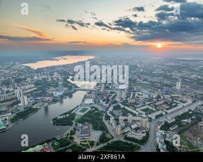 Jekaterinburg-Stadt mit Gebäuden der Regionalregierung und des Parlaments, Dramatisches Theater, Iset-Turm, Yeltsin-Zentrum, Panoramablick bei Sonnenuntergang im Sommer Stockfoto