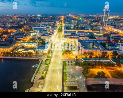 Böschung des zentralen Teiches und Plotinka in Jekaterinburg im Sommer oder in der frühen Herbstnacht. Nachtstadt im Frühherbst oder Sommer. Das historische Zentrum Stockfoto