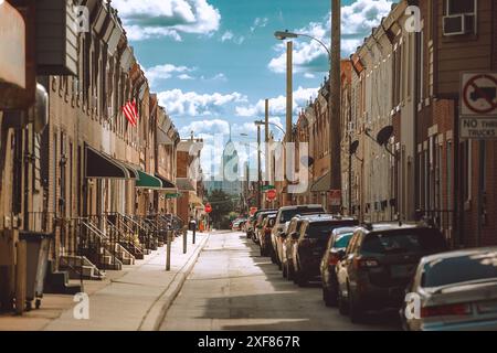 Stadtbild mit Fenstern von Häusern vor blauem Himmel mit Wolken in Port Richmond, Philadelphia, Pennsylvania, 1. Juli 2024 Stockfoto