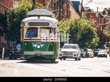 Grüne Retro-Straßenbahn Nr. 15, die vom 1. Juli 2024 in Port Richmond Philadelphia, Pennsylvania, USA kommt Stockfoto