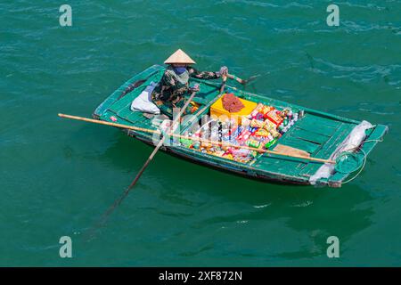 Lokale vietnamesische Verkäuferin, die im Juni Waren an Passagiere auf Kreuzfahrtschiffen in der Halong Bay Ha Long Bay, Nordvietnam, Asien verkauft Stockfoto