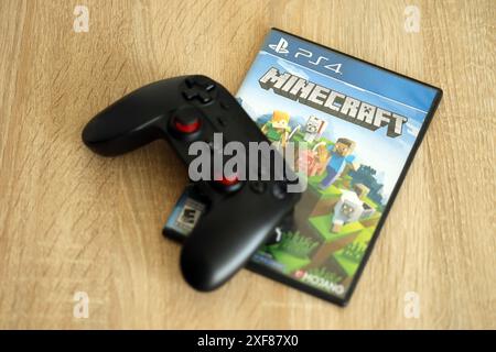 KIEW, UKRAINE - 26. JUNI 2024 Minecraft PS4-Videospiel-Disc-Box für Konsolenspiele. Beliebte Videospiel-Disc aus nächster Nähe Stockfoto