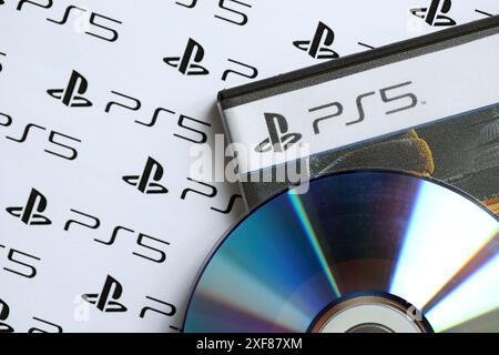 KIEW, UKRAINE – 26. JUNI 2024 Sony PlayStation 5-Konsolen-Logo auf der Abdeckung der Disc-Box aus Kunststoff Stockfoto