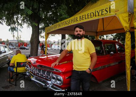 Gaziantep, Turkiye. 30. Juni 2024. Gaziantep, Turkiye. 30. Juni 2024. Das Mercedes Classic Festival findet im Zentrum von Gaziantep statt, bei dem sowohl klassische Mercedes-Fahrzeuge als auch andere Oldtimer zu sehen sind. Das Festival, das in Zusammenarbeit mit dem türkischen Mercedes Classic Automobile Club und dem türkischen Classic Automobile Club stattfand, war für Oldtimer-Fans aus der ganzen Türkei (Credit Image: © Muhammad ATA/IMAGESLIVE via ZUMA Press Wire) NUR REDAKTIONELLE VERWENDUNG! Nicht für kommerzielle ZWECKE! Stockfoto